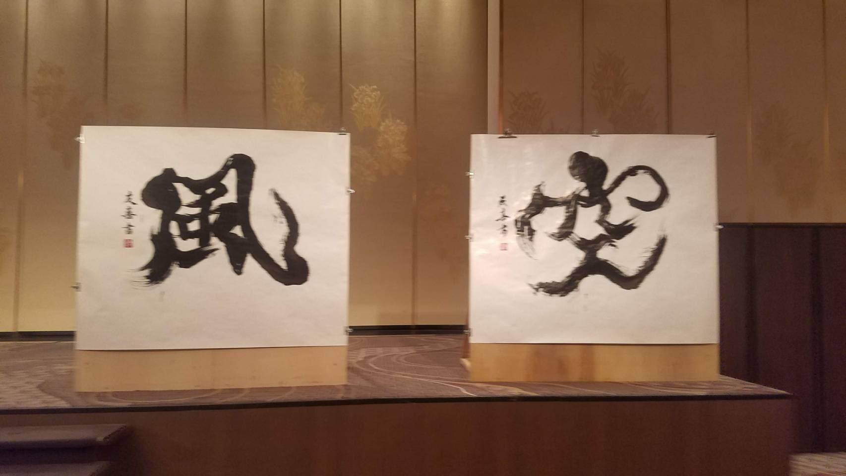 金屏風を背にした舞台上に、二点の大型作品「風」「空」を並べて展示